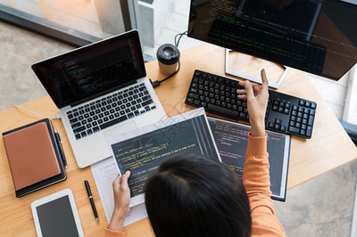 辦公室軟件開發(fā)中的編程員 臺式電腦代碼技術(shù)與網(wǎng)站設(shè)計的綜合實踐